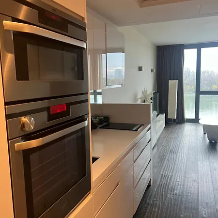 Elite River View アパート *