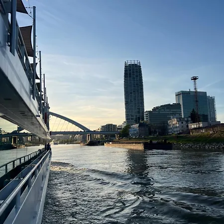 Elite River View アパート